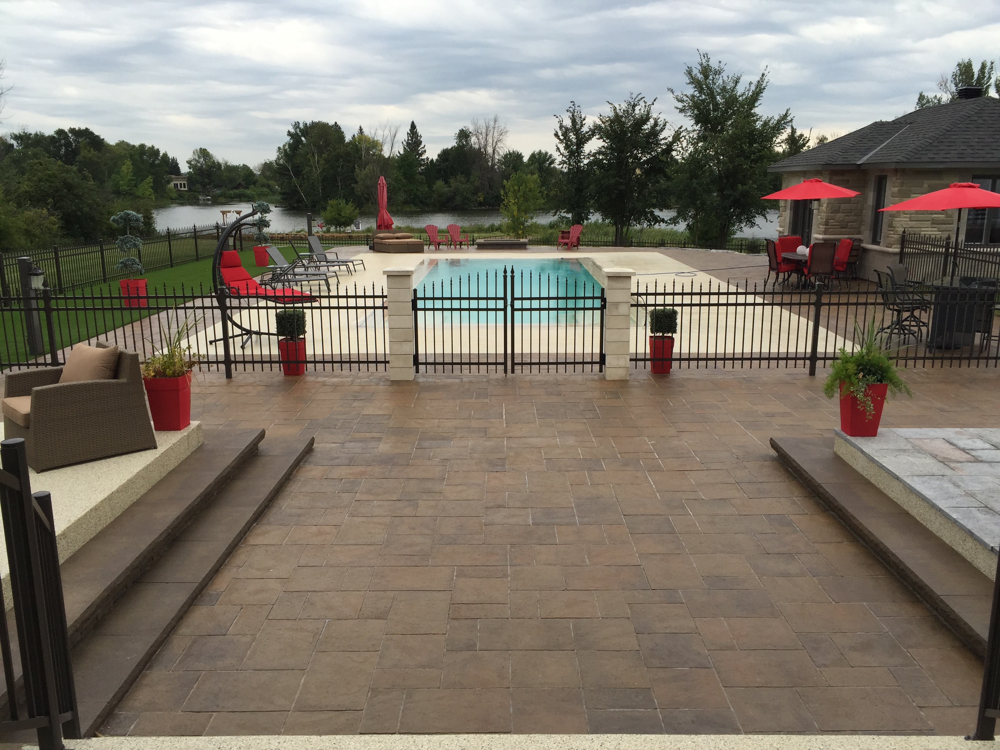 Terrasse de piscine réalisé à Aylmer par Durabelle