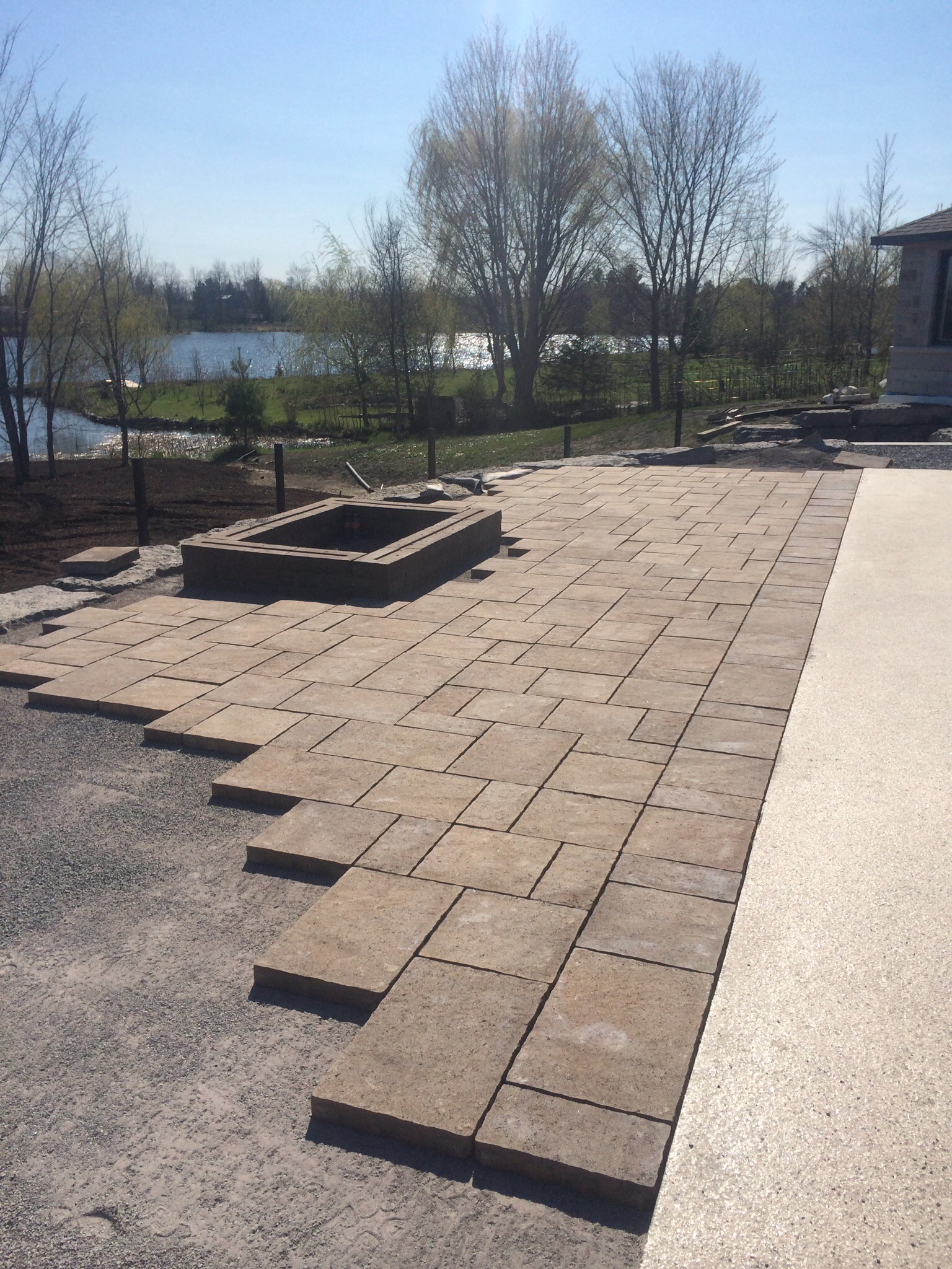 Patio en pavé-uni, avant les travaux