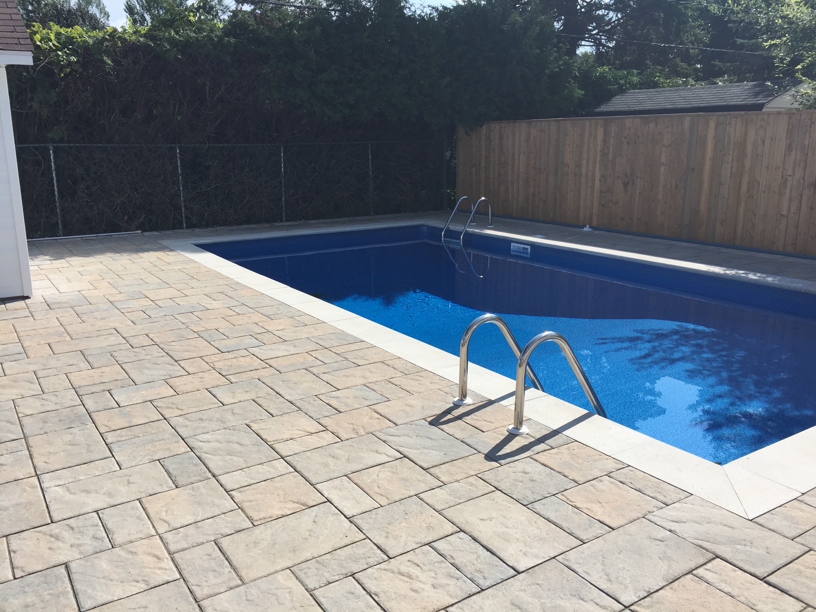Piscine et patio réalisé à Aylmer par Durabelle