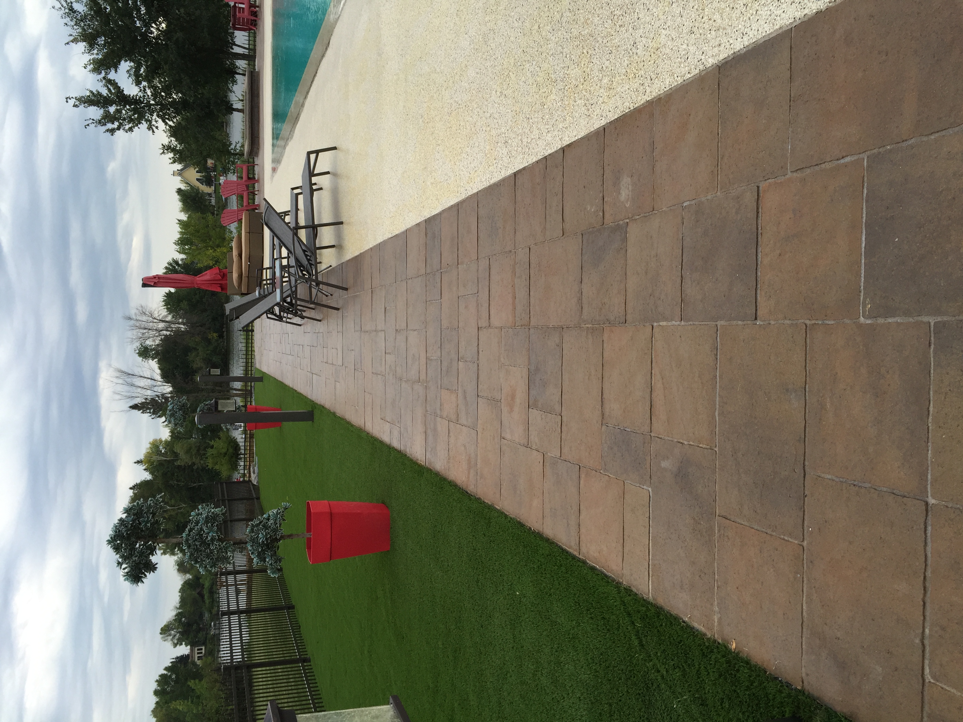 Cour et trottoir, après les travaux
